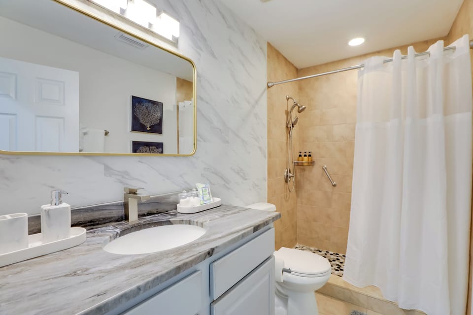 1 Block to Beach! Boutique Condo at Johns Pass Apartment in Madeira Beach