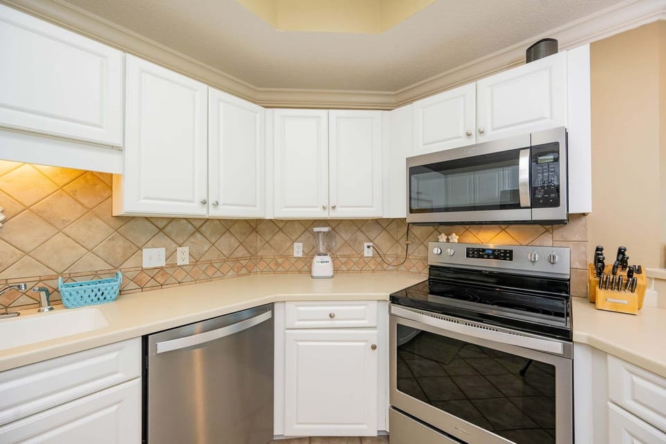 Condo, 3 Bedrooms | Private kitchen | Coffee/tea maker, fridge, oven