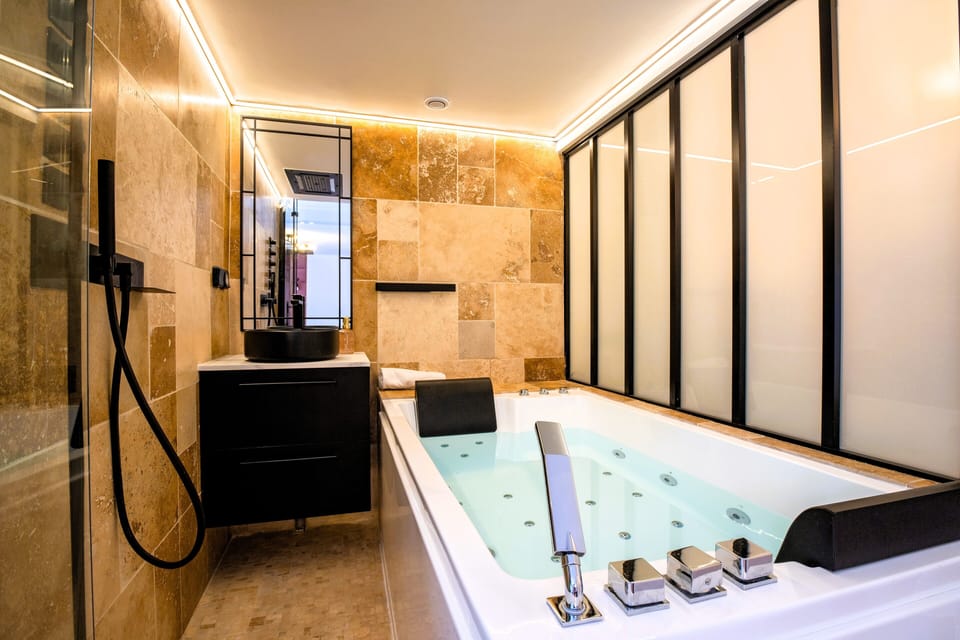 One-Bedroom Apartment with Spa Bath | Bathroom