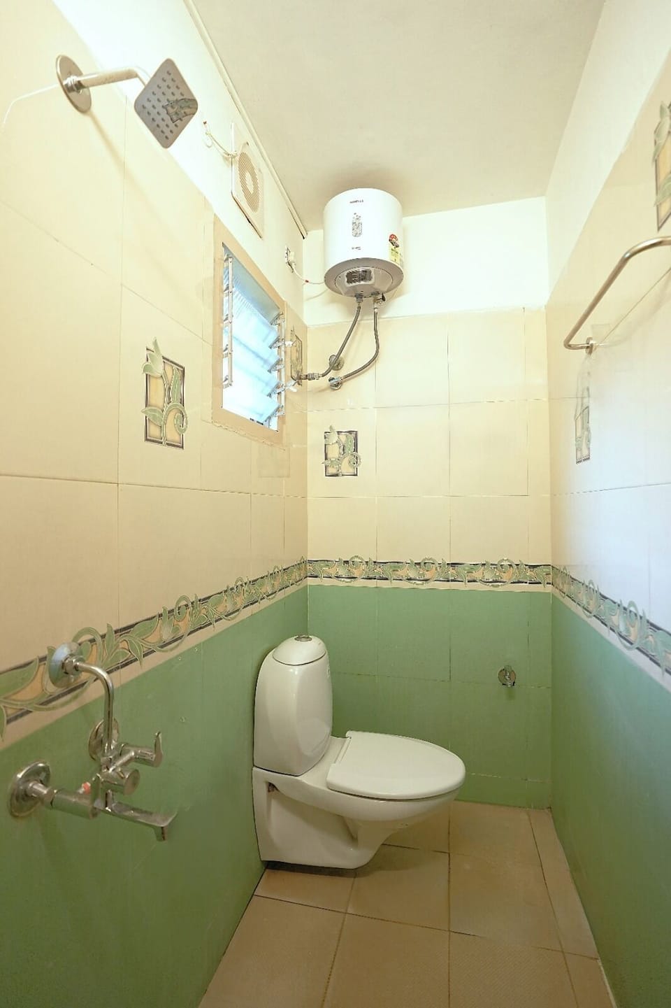 Classic Double Room | Bathroom | Shower, towels, toilet paper