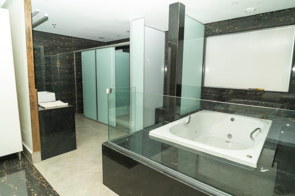 Luxury Double Room | Bathroom | Towels, soap, shampoo, toilet paper