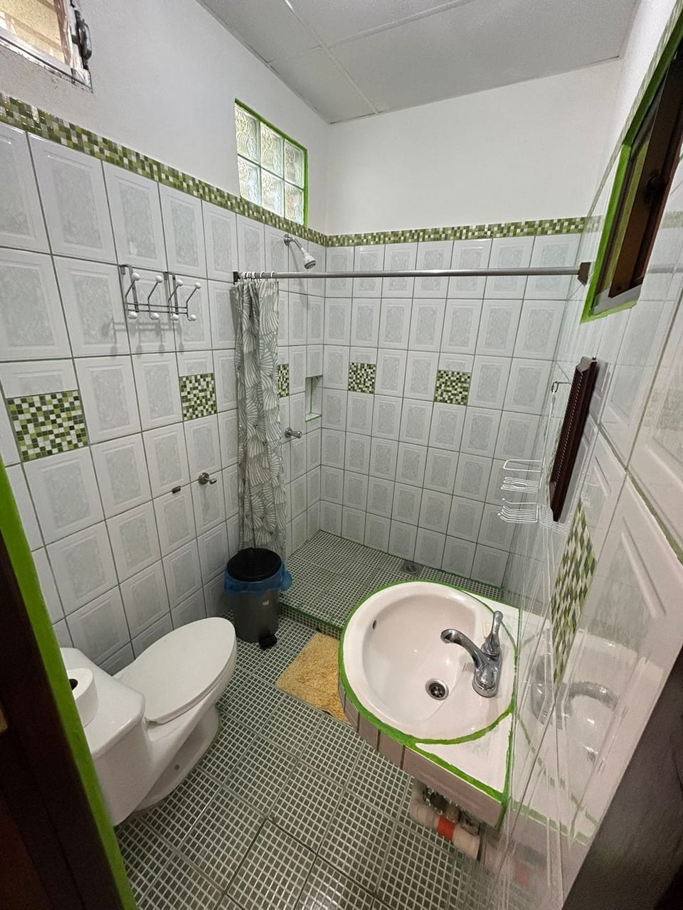 Standard Double Room, Air conditioning (Balcon Compartido) | Bathroom | Shower, towels, soap, toilet paper