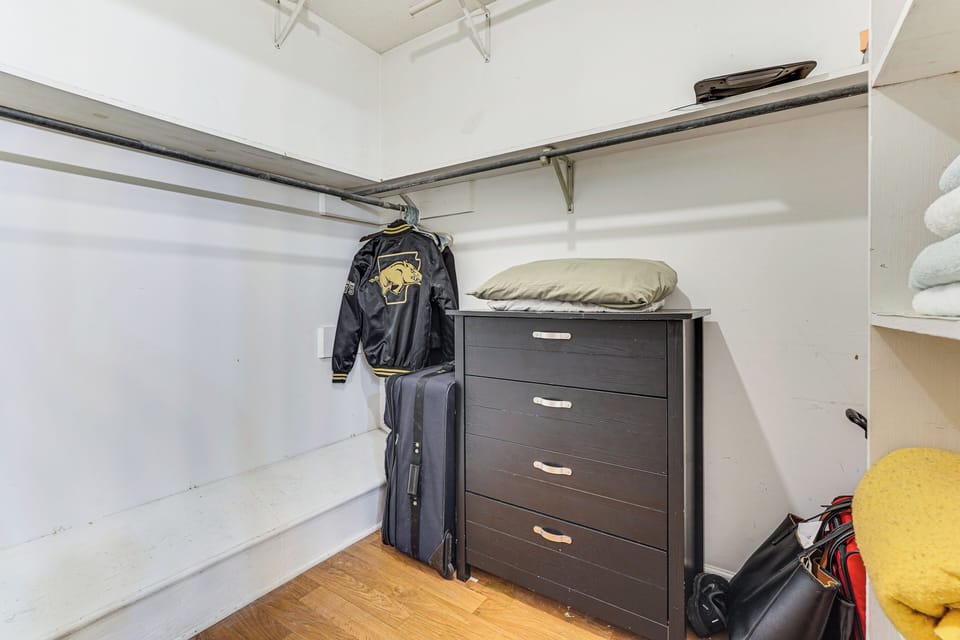 House (6 Bedrooms) | Interior