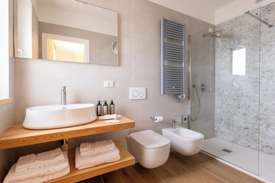 Comfort Double Room, Private Bathroom, Pool View | Bathroom | Shower, hair dryer, slippers, towels