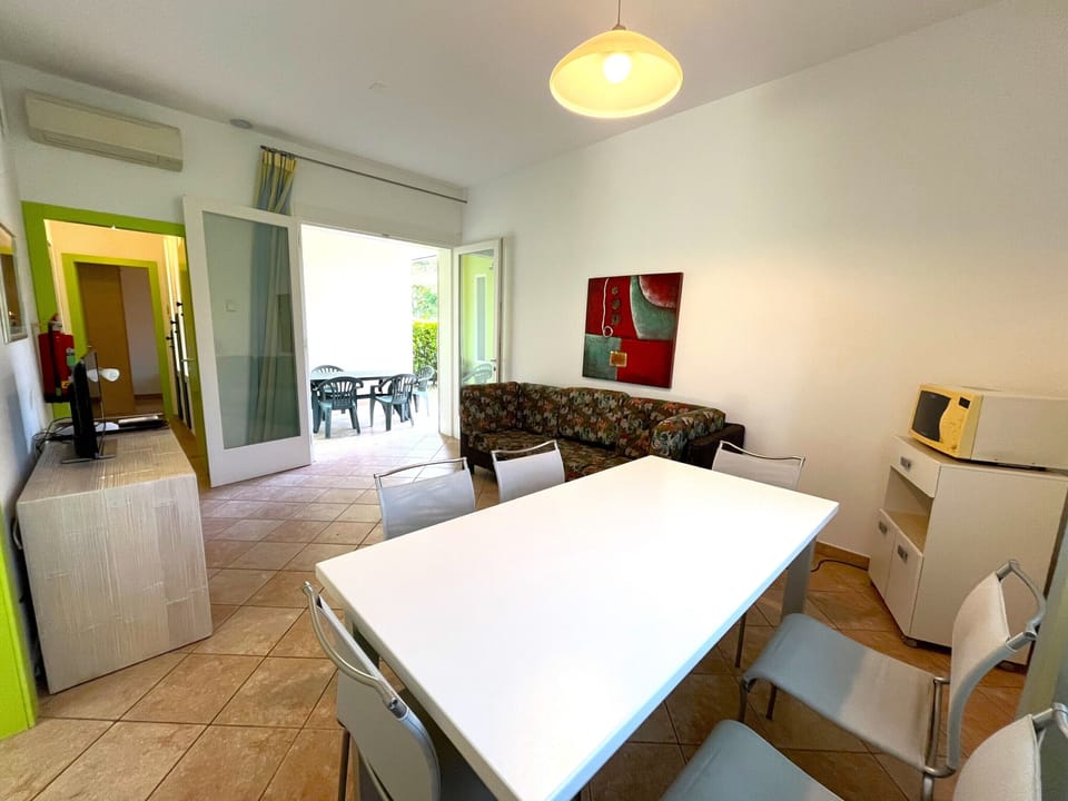 Villa, 3 Bedrooms, Patio, Garden View | Dining room