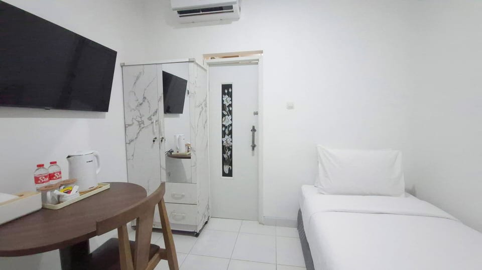 Standard Single Room | Hypo-allergenic bedding, memory foam beds, desk, laptop workspace