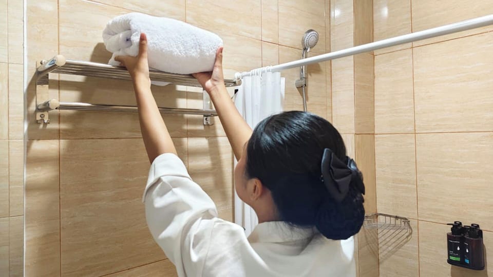Standard Single Room | Bathroom | Shower, free toiletries, hair dryer, slippers