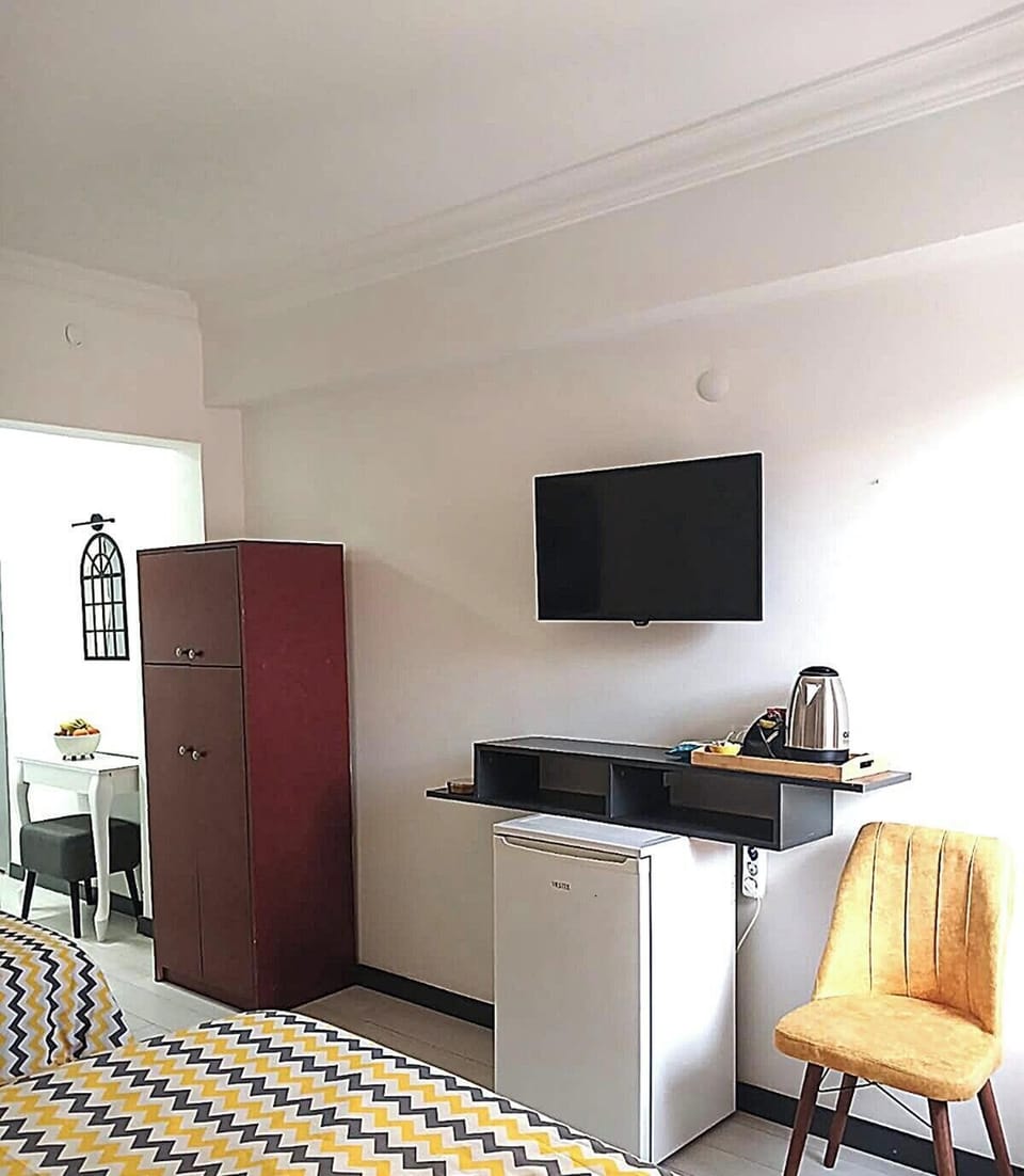 Classic Triple Room, Balcony, City View | Interior