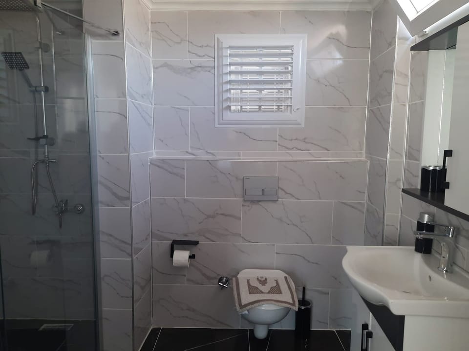 Classic Twin Room, Balcony, City View | Bathroom | Shower, free toiletries, towels, soap