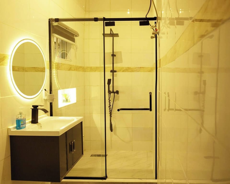 Deluxe Room, Balcony, City View | Bathroom | Free toiletries, hair dryer, towels, soap