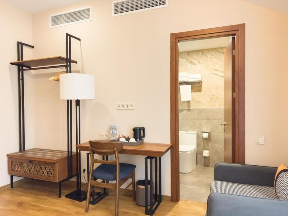 Premium bedding, in-room safe, blackout drapes, soundproofing