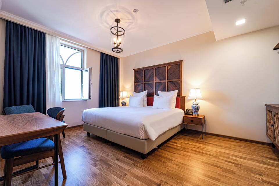 Premium bedding, in-room safe, blackout drapes, soundproofing