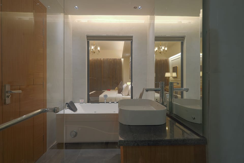 Regalia Suite | Bathroom | Towels, soap, shampoo, toilet paper