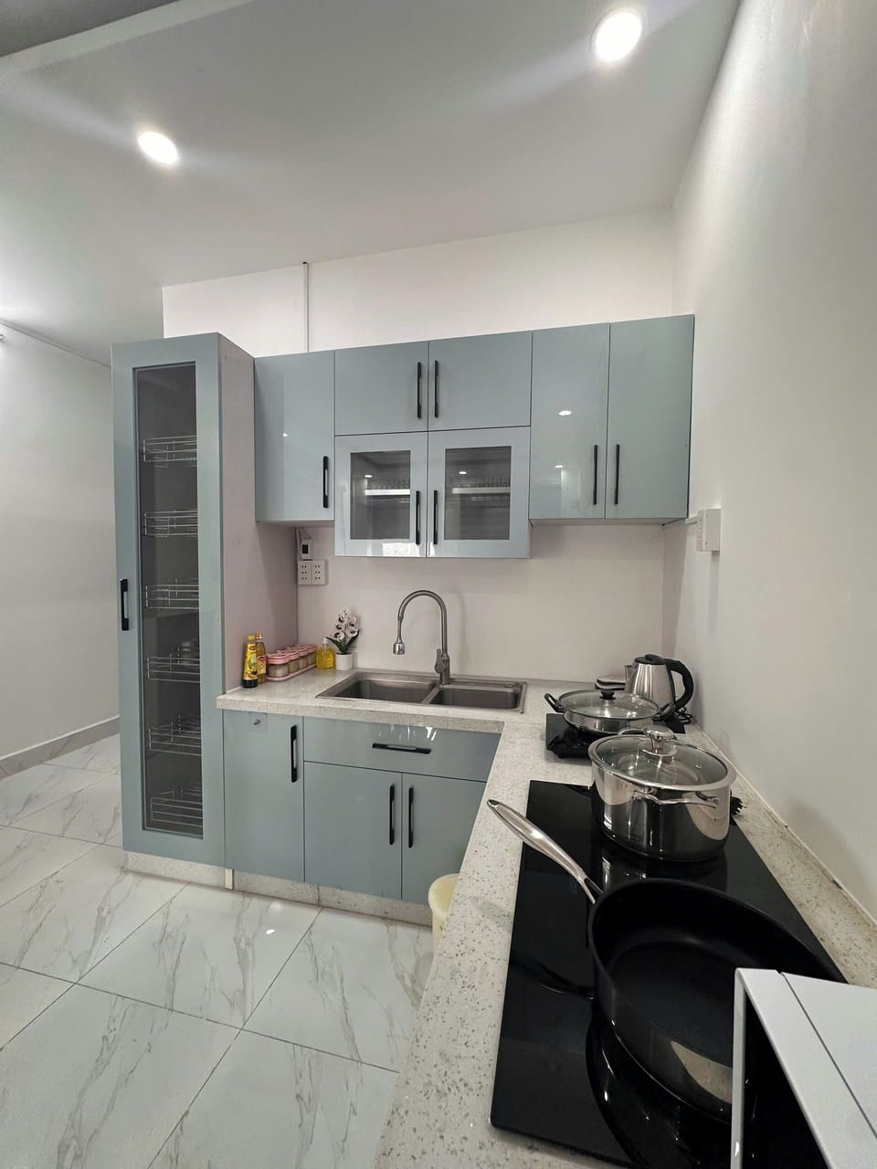 Deluxe Double Room, Balcony, City View | Private kitchen | Fridge, microwave, stovetop, cookware/dishes/utensils