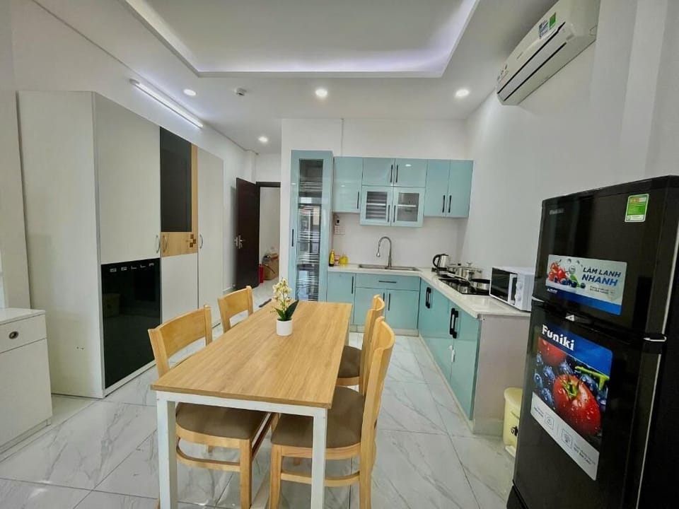 Deluxe Double Room, Balcony, City View | Private kitchen | Fridge, microwave, stovetop, cookware/dishes/utensils