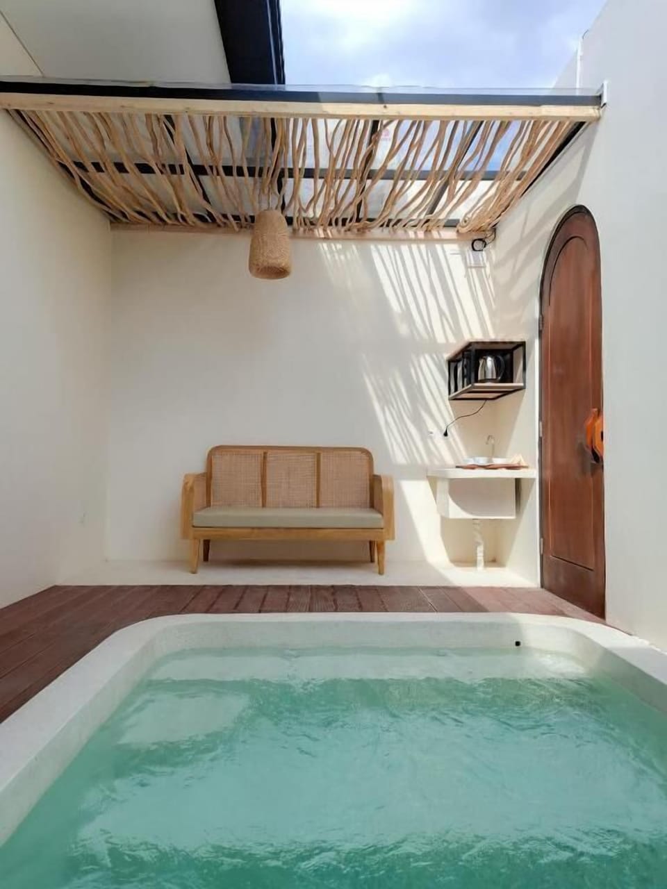 Outdoor spa tub