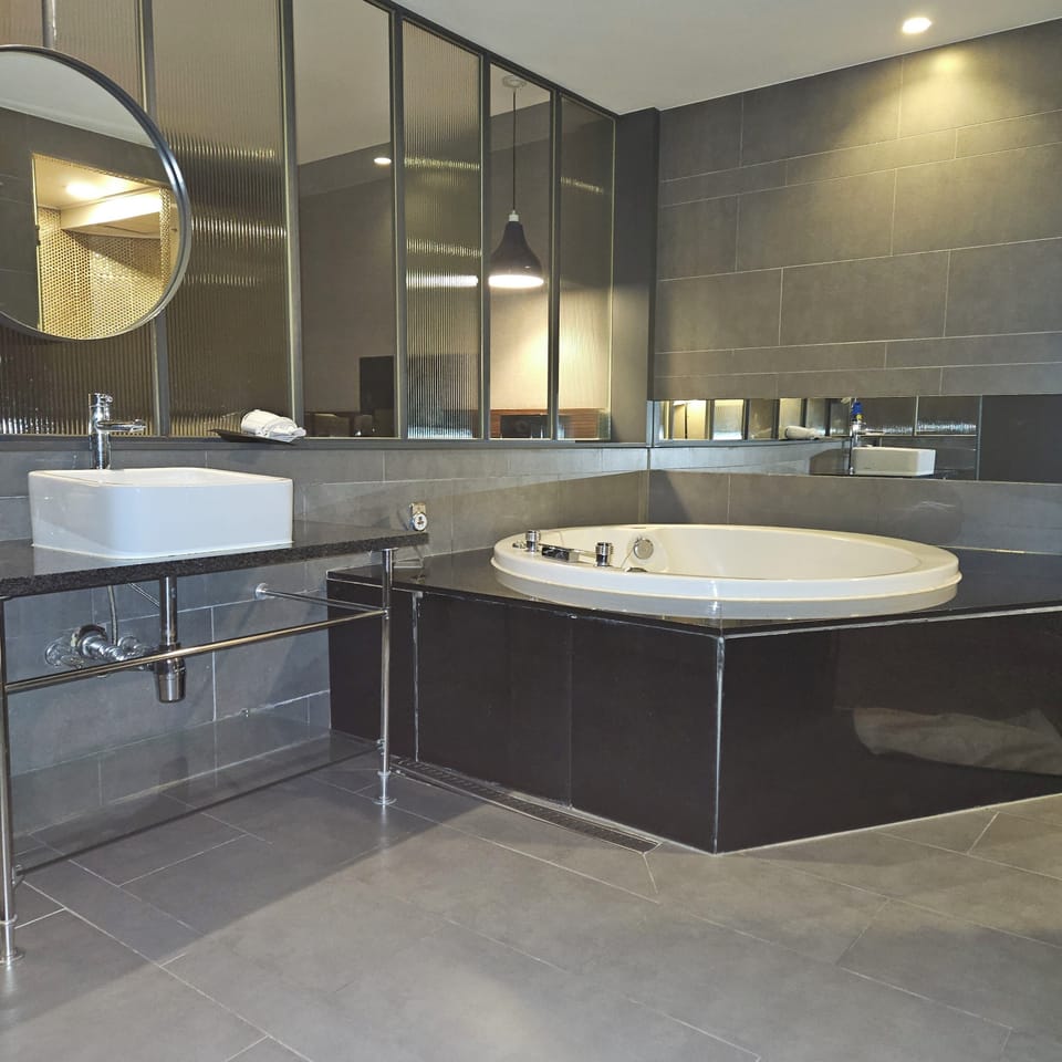 Deluxe Double Room | Bathroom | Hair dryer, towels, shampoo, toilet paper