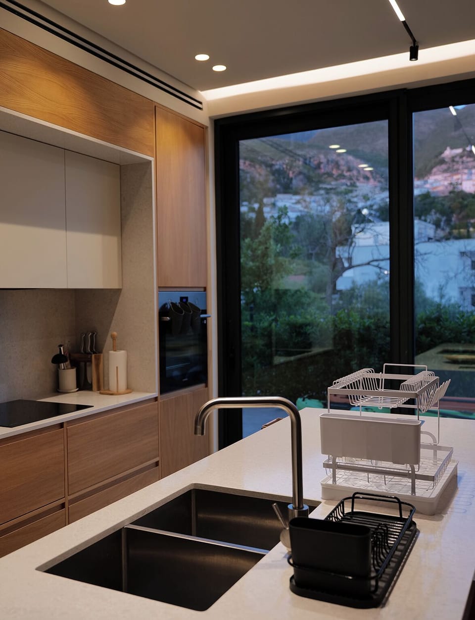 Oven, cookware/dishes/utensils, dining table