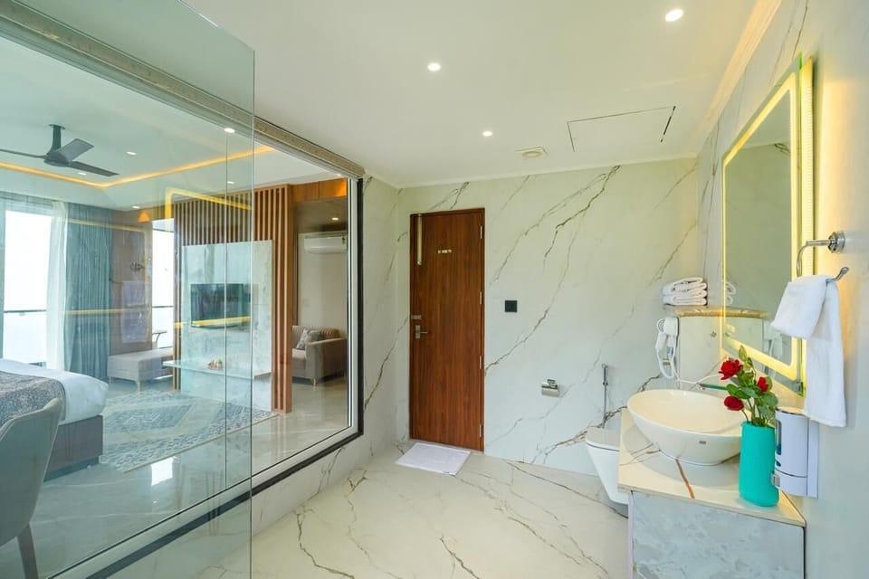 Signature Double Room | Bathroom | Shower, free toiletries, towels, soap