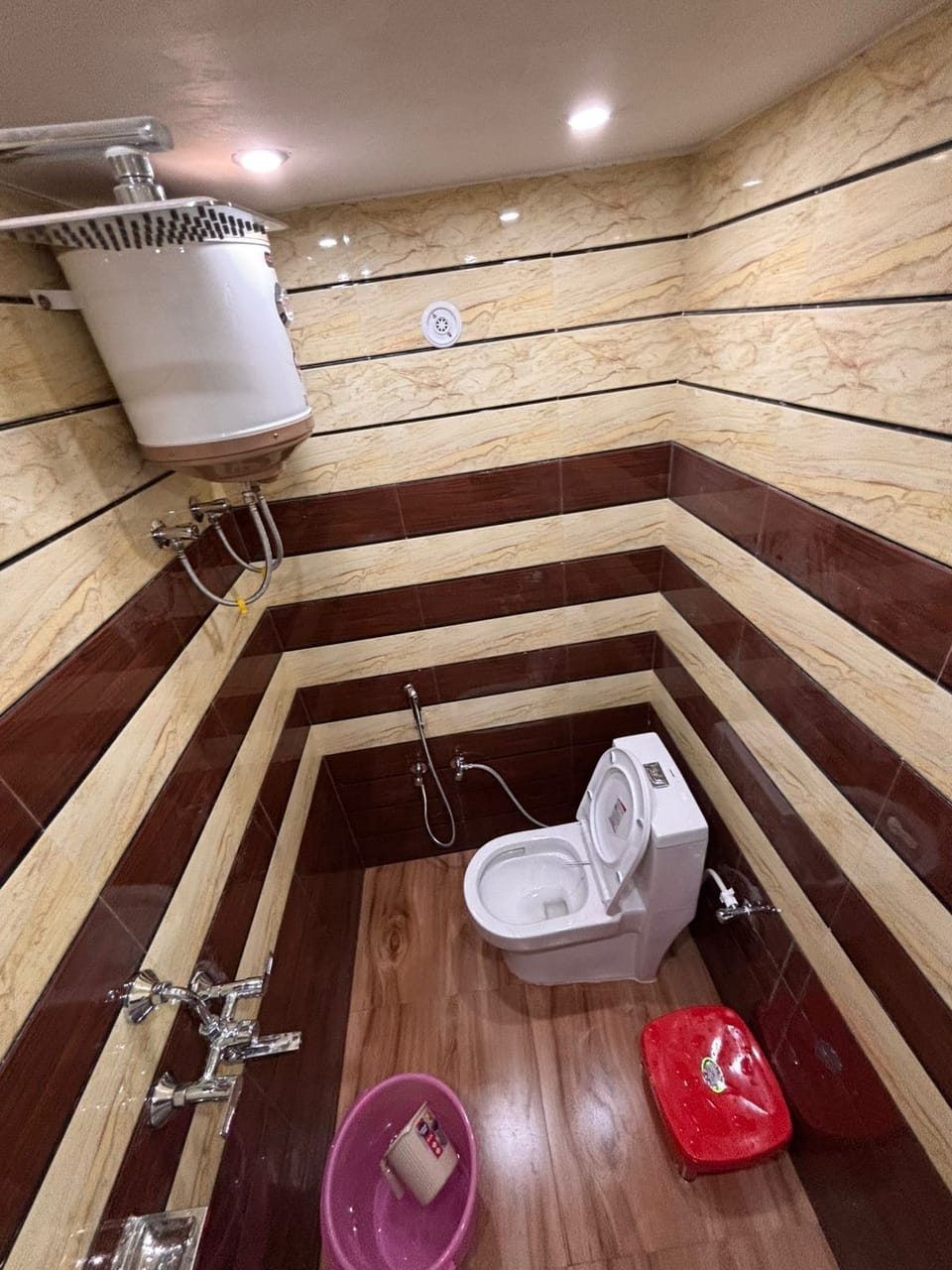 Superior Double Room | Bathroom | Towels, soap, shampoo, toilet paper