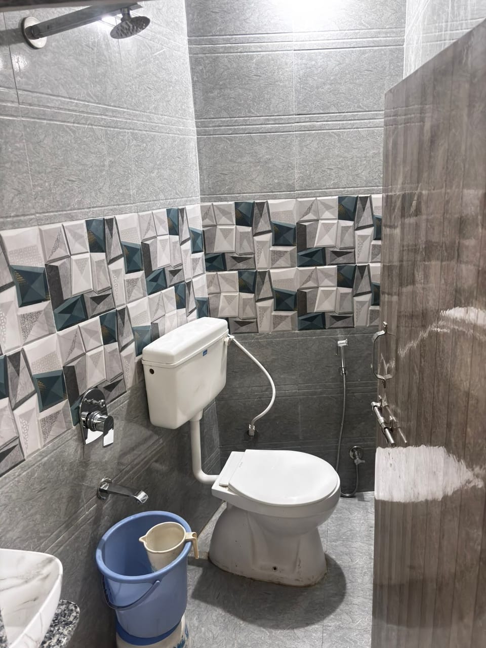 Standard Room | Bathroom | Shower, free toiletries, towels, soap