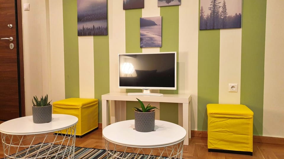 House | 2 bedrooms, desk