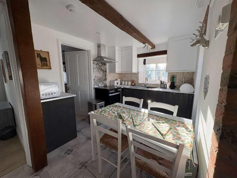 Cottage, 2 Bedrooms, Pets Allowed | Private kitchen