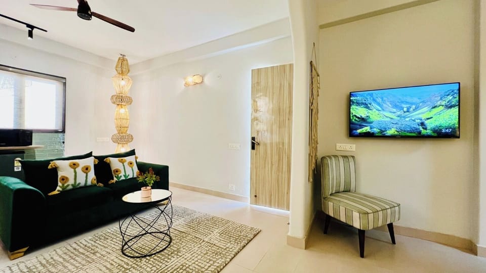 Basic Single Room | Living area