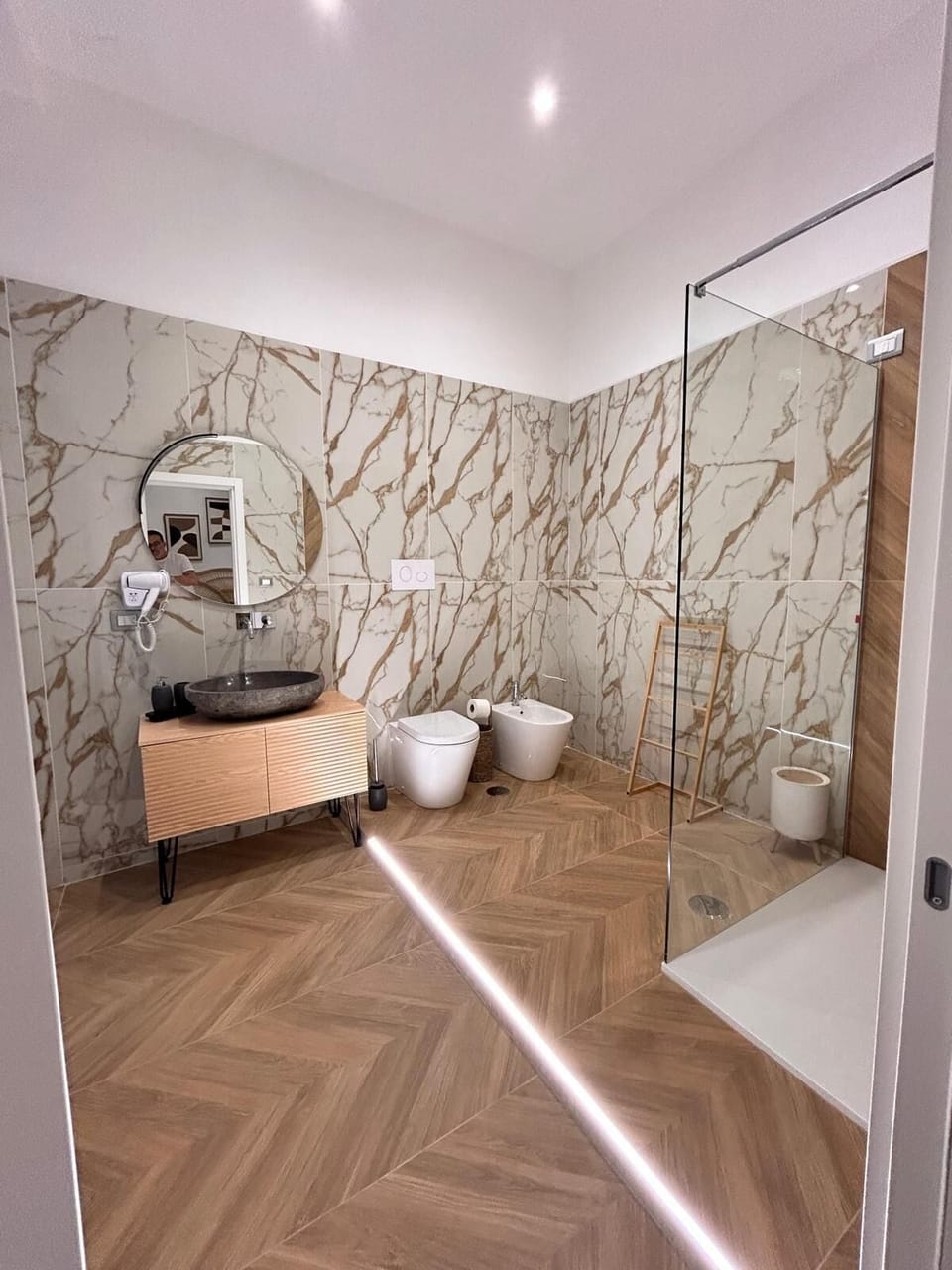 Comfort Double Room, Balcony | Bathroom | Shower, rainfall showerhead, hair dryer, bidet