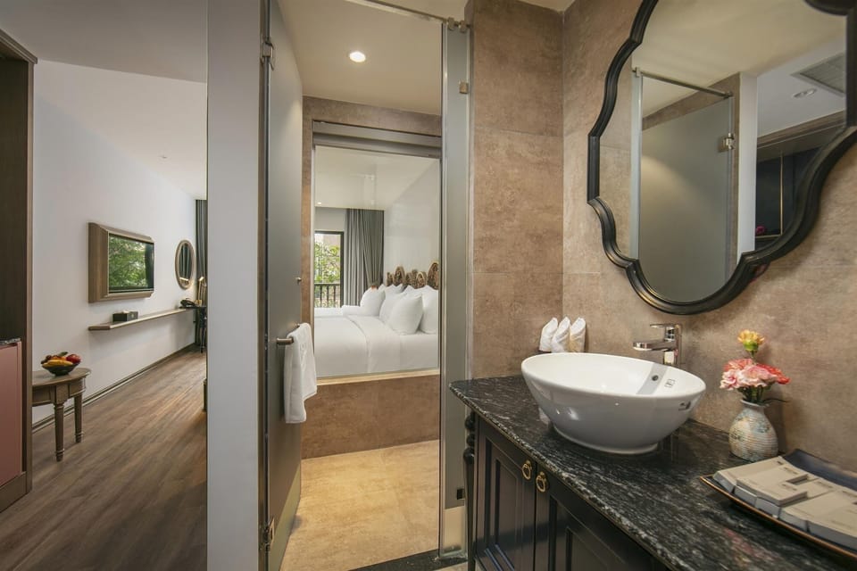 Executive Double or Twin Room, Balcony, City View | Bathroom | Shower, hair dryer, slippers, bidet