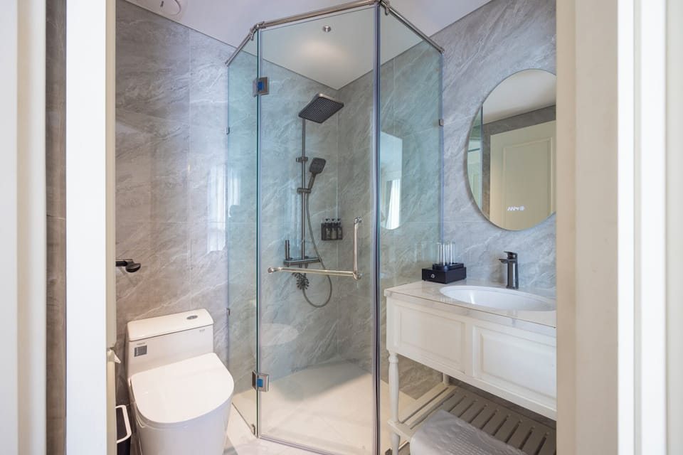 Superior Double Room, City View | Bathroom | Free toiletries, hair dryer, slippers, towels