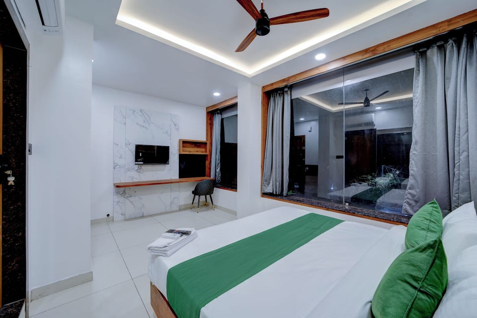 Premium Room | Laptop workspace, WiFi (free)