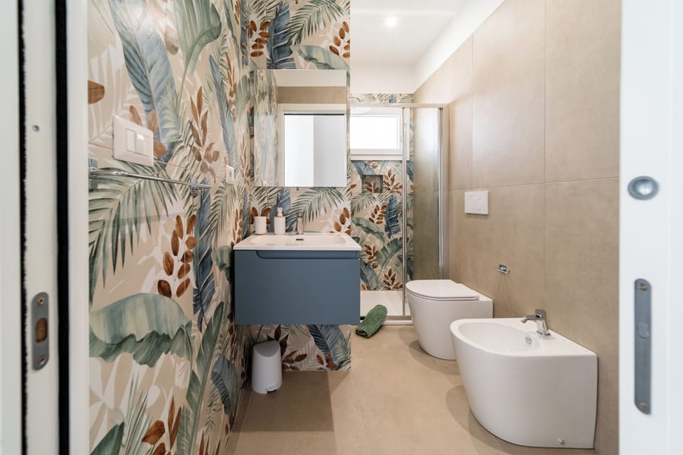 Deluxe Studio, Kitchenette | Bathroom | Shower, rainfall showerhead, free toiletries, hair dryer