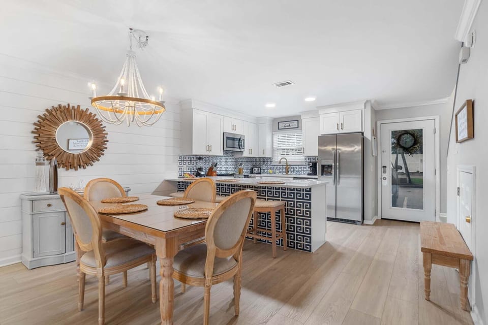 House, 1 King Bed with Sofa bed (Summer Lake 15- Shore to Please) | Dining