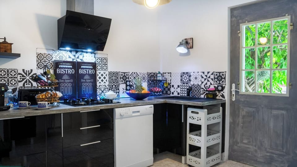 House, Non Smoking, Garden View | Private kitchen