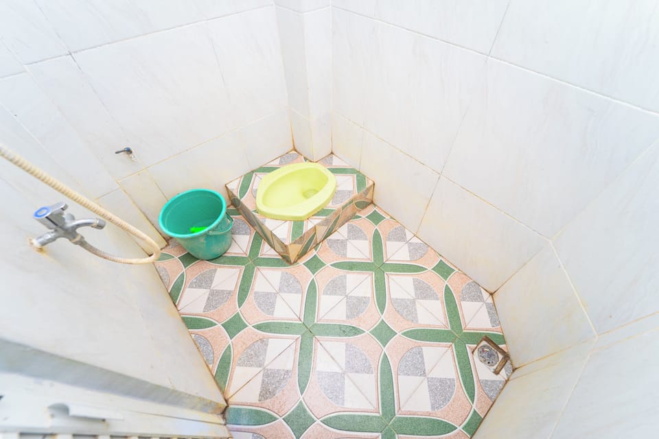 Economy Double Room | Bathroom | Shower, towels