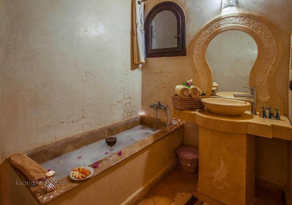 Superior Room, Balcony, Garden View | Bathroom | Designer toiletries, hair dryer, towels, soap
