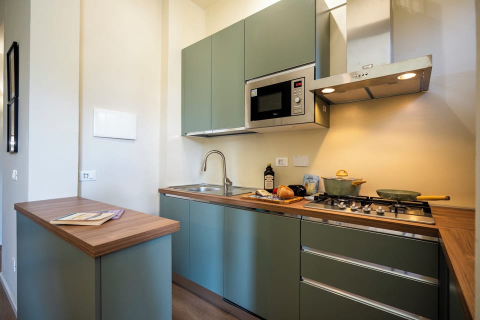 Apartment, Balcony, City View | Private kitchen | Highchair