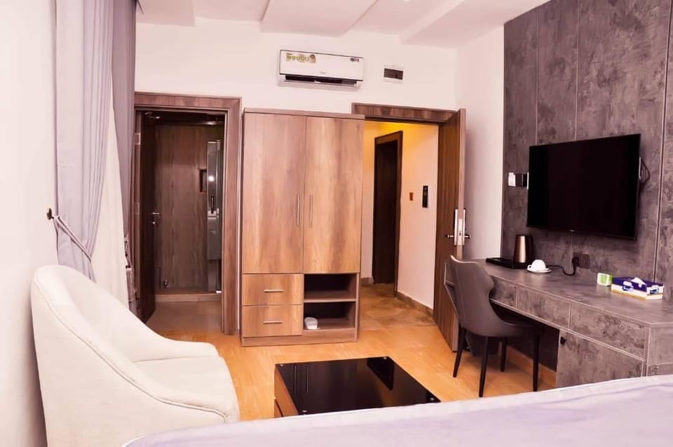 Superior Double Room Single Use | In-room safe, desk, laptop workspace, blackout drapes
