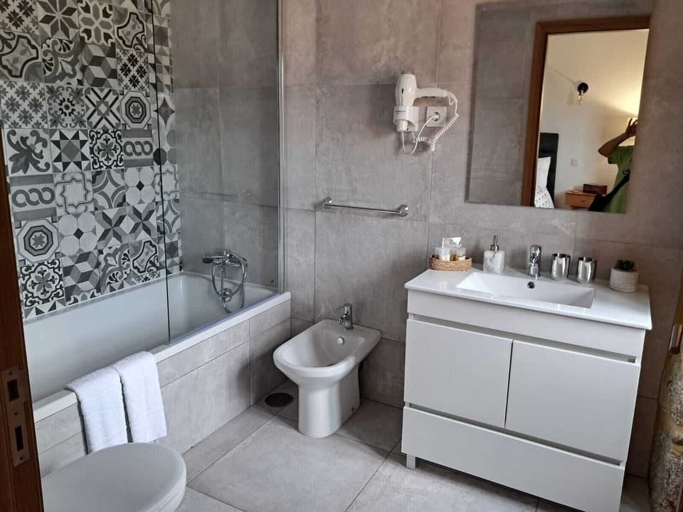 Family House, Garden View | Bathroom | Rainfall showerhead, free toiletries, hair dryer, bidet