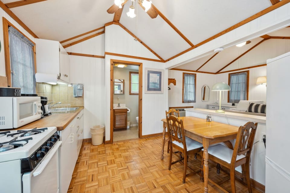 Cottage, 1 King Bed, Kitchen | Private kitchen | Fridge, microwave, oven, stovetop