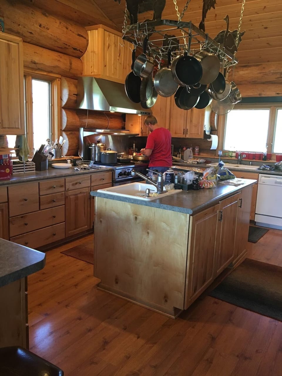 Deluxe Cabin, Lake View | Private kitchen | Highchair