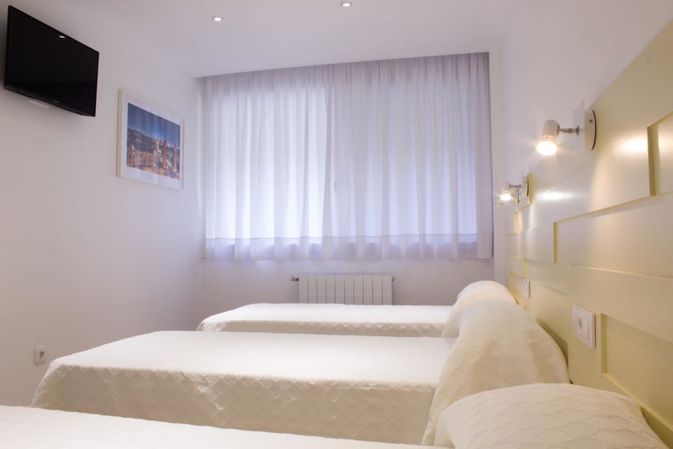 Comfort Triple Room, 3 Twin Beds, Ensuite, Park View | Premium bedding, in-room safe, individually decorated