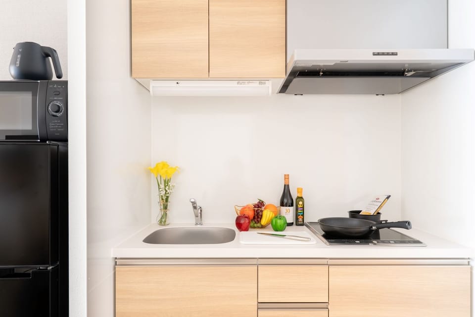 Deluxe Twin Room | Private kitchen | Full-size fridge, microwave, stovetop, cookware/dishes/utensils