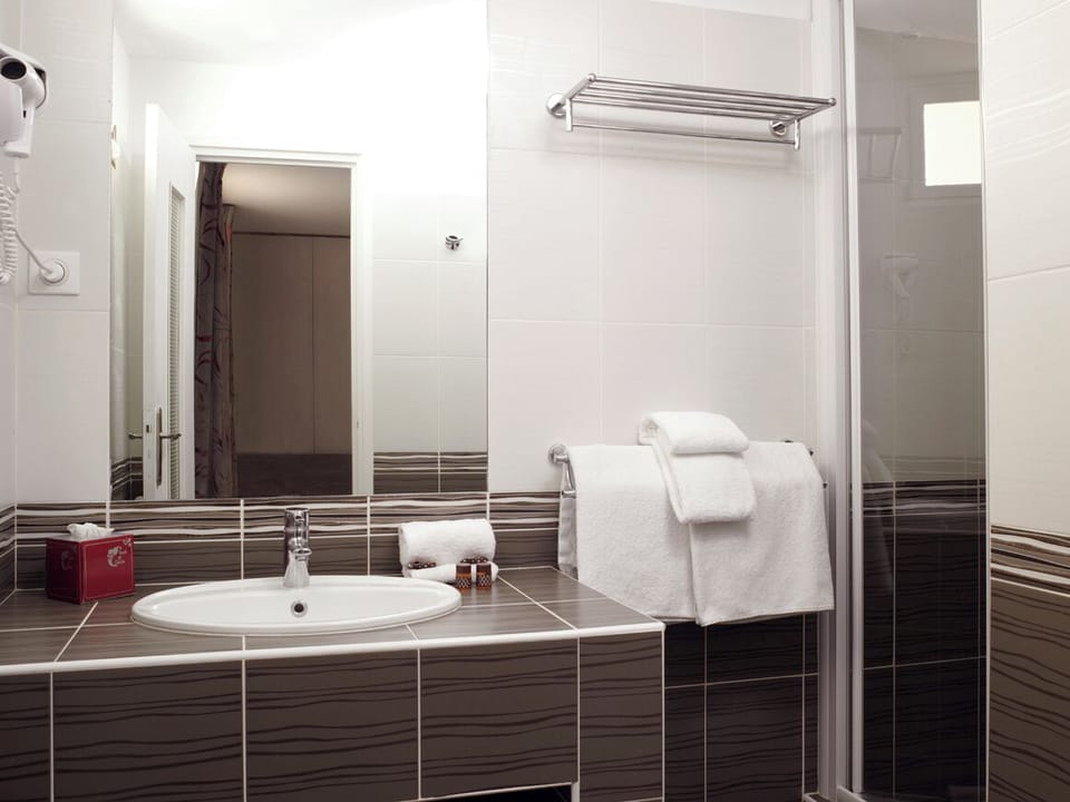 Chambre Double Supérieure | In-room safe, desk, free WiFi, bed sheets