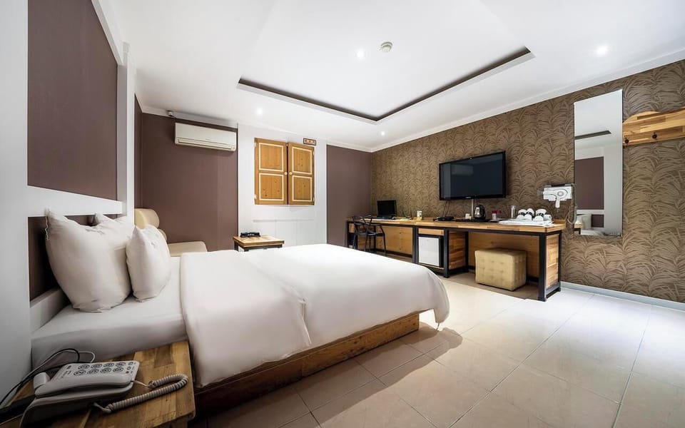 Deluxe Double Room | Desk, WiFi (free), bed sheets