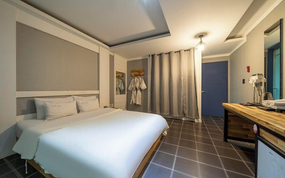 Deluxe Double Room | Desk, WiFi (free), bed sheets