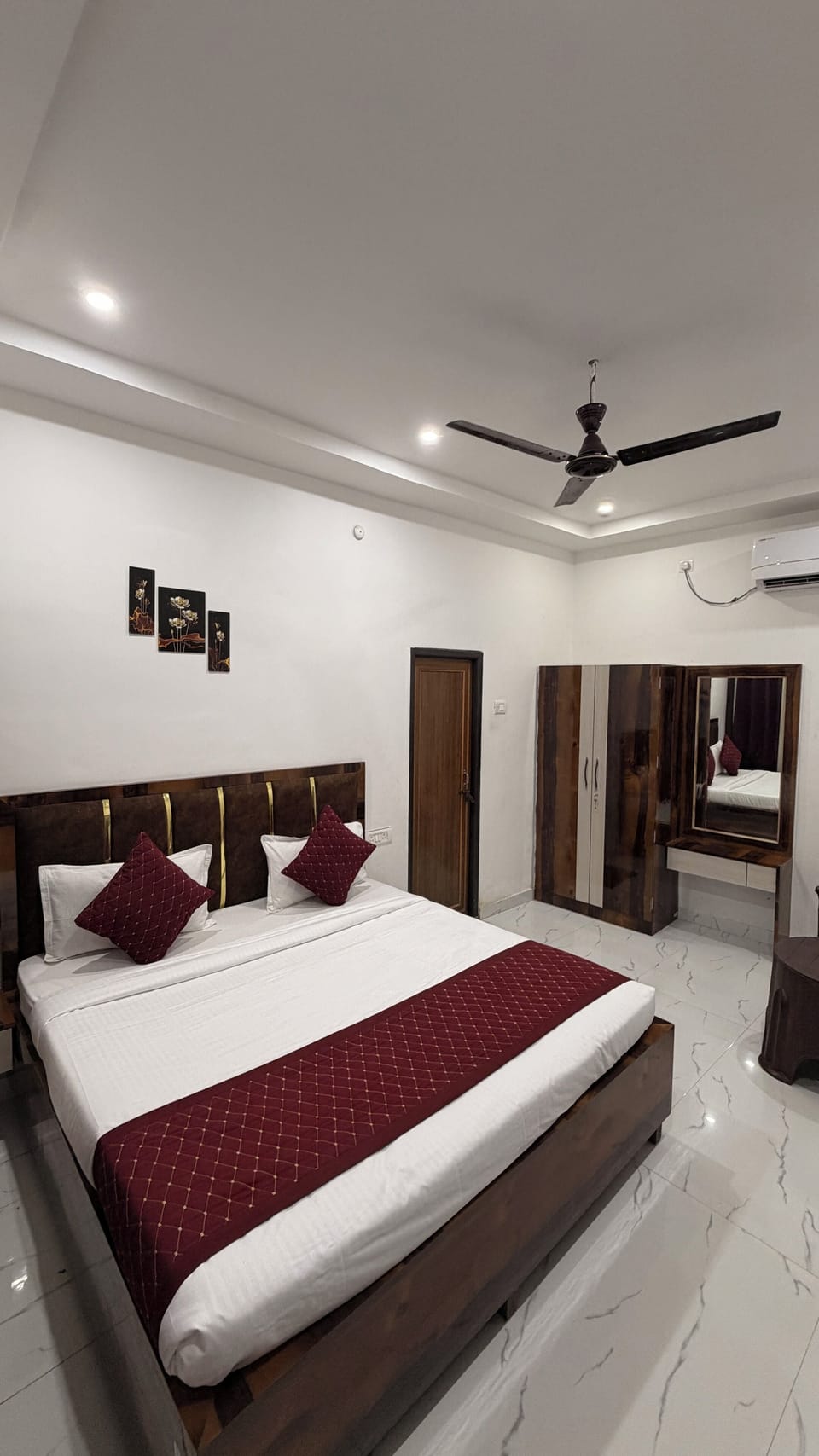 Standard Room | Desk, WiFi (free), bed sheets