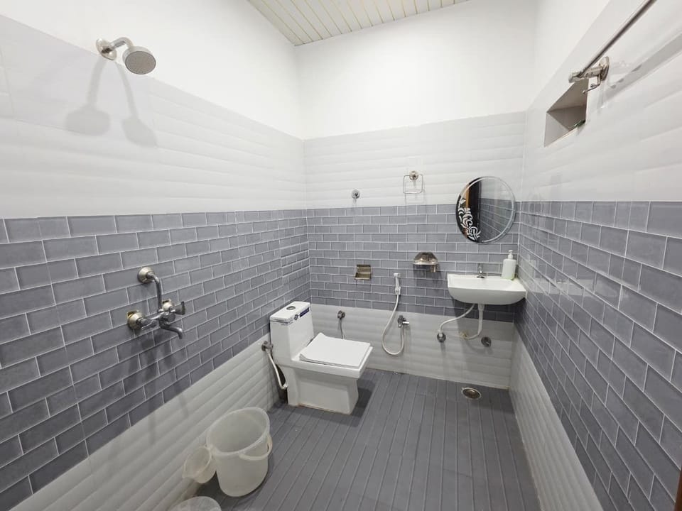 Deluxe Room | Bathroom | Shower, free toiletries, towels, soap