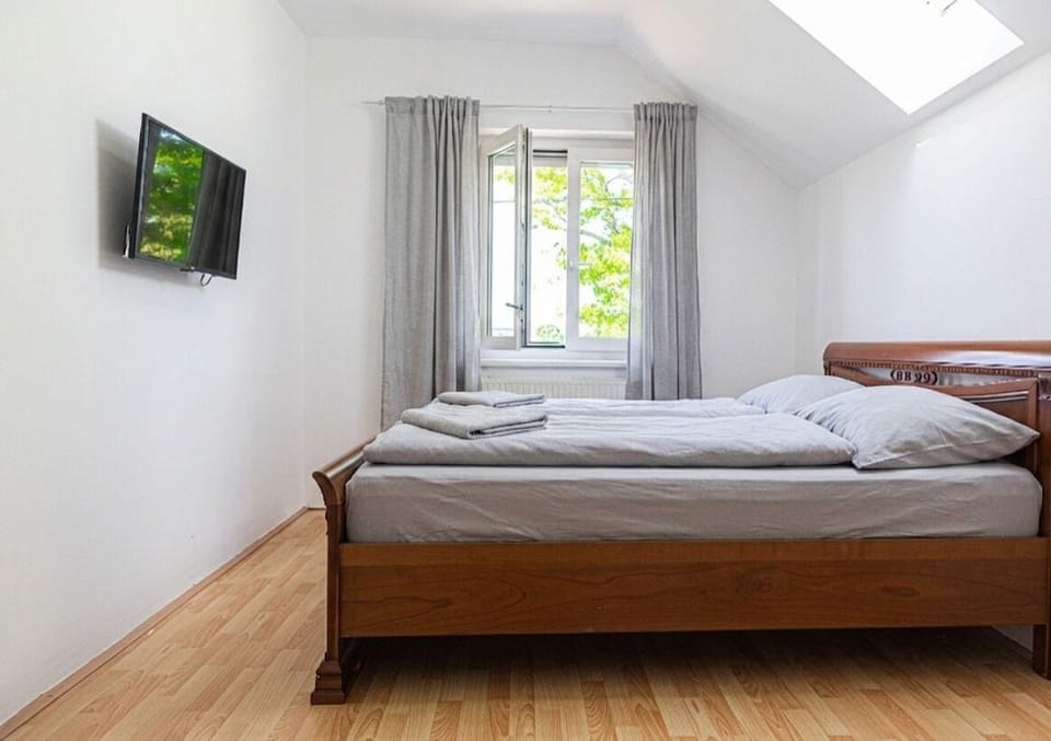 Luxury Garden Villa for 16 Guests | Laptop workspace, iron/ironing board (on request), WiFi (free)
